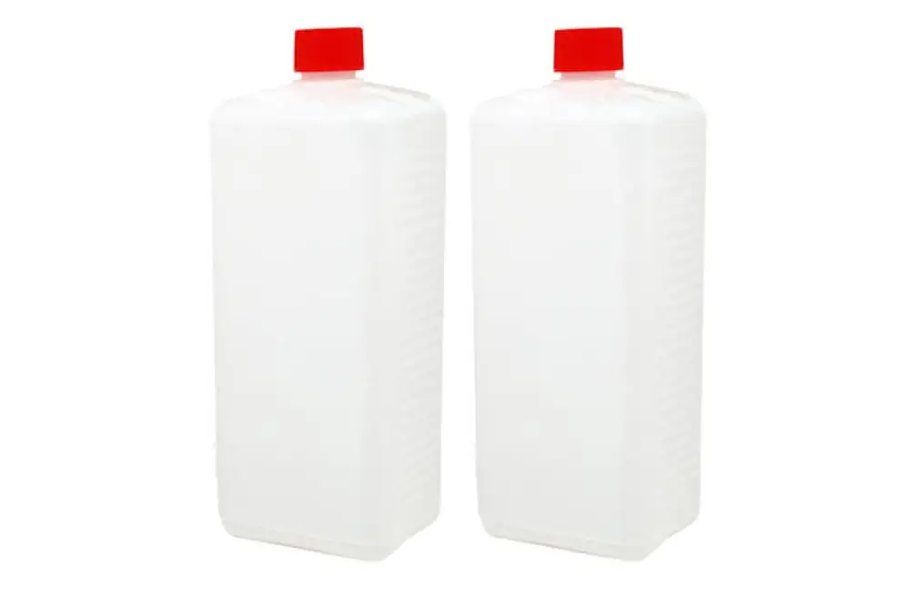 Zwei transparente Flaschen mit rotem Deckel, beschriftet. Diese enthalten Wasseranalysestoffe, hergestellt von Remeha, zur Durchführung von Wasseranalysen.